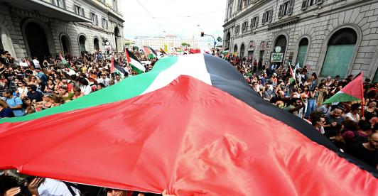 La gente marcha con una bandera palestina gigante durante una huelga nacional «Bloqueemos todo» en solidaridad con los palestinos de Gaza y para pedir el cese del envío de armas a Israel, en Roma, el 22 de septiembre. El sindicato USB ha organizado una huelga general nacional de 24 horas en todos los sectores para exigir al Gobierno que rompa inmediatamente las relaciones con el Estado de Israel, en solidaridad con el pueblo palestino y la Flotilla Global Sumud.