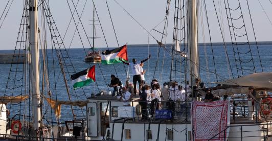 El primer barco «Sirius» de una flotilla civil, que transporta activistas pro palestinos y ayuda humanitaria y cuyo objetivo es romper el bloqueo israelí de la Franja de Gaza, zarpa del puerto de Barcelona.