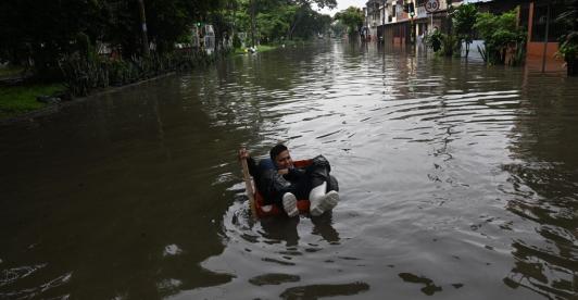 Persona en medio de inundación.