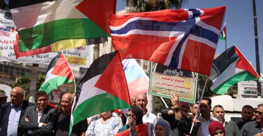 Palestinos de Cisjordania marchan para celebrar el reconocimiento de su Estado