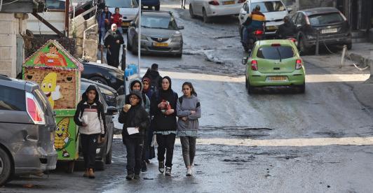Estudiantes palestinos caminan por una calle del campo de refugiados de Shuafat, en Jerusalén Este. 