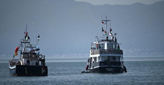Un barco (R), conocido como «La Familia» y que forma parte de la Flotilla Global Sumud, está anclado frente a la costa del pueblo de Sidi Bou Said. 