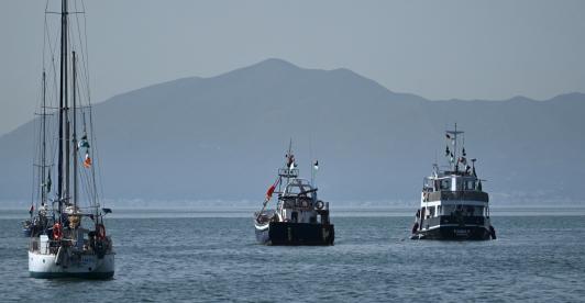 Un barco (R), conocido como «La Familia» y que forma parte de la Flotilla Global Sumud, está anclado frente a la costa del pueblo de Sidi Bou Said. 