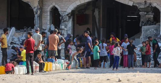 Los palestinos desplazados por el conflicto hacen cola para recoger agua en el complejo residencial Hamad City, construido por Catar, en el noroeste de Jan Yunis, en el sur de la Franja de Gaza.