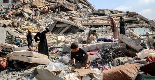 Palestinos registran los escombros de la torre al-Ghafari tras su destrucción por los ataques aéreos israelíes en la ciudad de Gaza el 15 de septiembre de 2025. El ejército israelí había anunciado el 9 de septiembre que actuaría con «gran fuerza» en la ciudad de Gaza y ordenó a los residentes que abandonaran la zona, al tiempo que intensificaba su mortífero asalto al mayor centro urbano del territorio palestino.  Traducción realizada con la versión gratuita del traductor DeepL.com