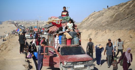 Los palestinos desplazados se desplazan con sus pertenencias hacia el sur por una carretera en la zona del campo de refugiados de Nuseirat, en el centro de la Franja de Gaza, tras las nuevas órdenes de evacuación de Israel para la ciudad de Gaza.