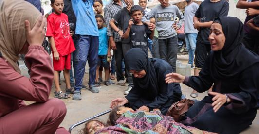 Los familiares lloran junto a los cadáveres de Layan, de 2 años, e Iman Salem, de 5, que murieron en los ataques israelíes contra su tienda de campaña en el barrio de Al-Nasr, en el hospital Al-Shifa de la ciudad de Gaza.
