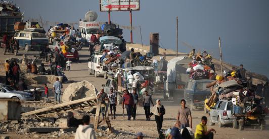 Los palestinos desplazados se desplazan con sus pertenencias hacia el sur por una carretera en la zona del campo de refugiados de Nuseirat, en el centro de la Franja de Gaza, tras las nuevas órdenes de evacuación de Israel para la ciudad de Gaza.