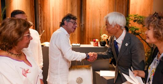 ​Colombia es el único país latinoamericano presente en la en la Expo Mundial 2025, que reúne a cerca de 160 países bajo el lema Diseñando la ciudad del futuro para nuestras vidas, en Osaka (Japón), con pabellón propio. Desde allí impulsa las relaciones comerciales y de inversión.