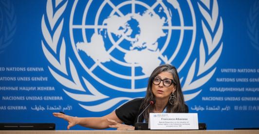 La relatora especial de las Naciones Unidas (ONU) sobre los territorios palestinos ocupados, Francesca Albanese, ofrece una rueda de prensa sobre la situación de los derechos humanos en Gaza, en Ginebra.