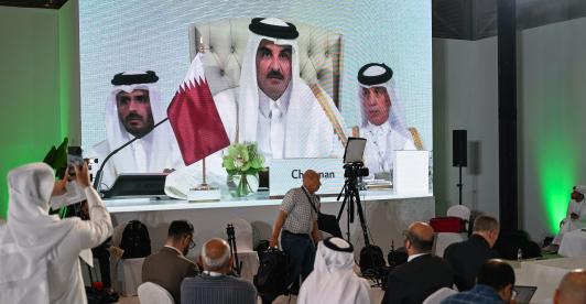 Los periodistas siguen el discurso del emir de Catar, el jeque Tamim bin Hamad Al-Thani, en el centro de prensa, durante la inauguración de la cumbre árabe-islámica de emergencia de 2025 en Doha. 