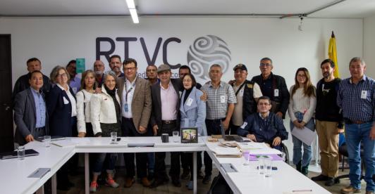 Hollman Morris junto a extrabajadores de Inravisión. / Foto: RTVC.