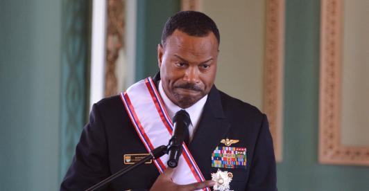 El jefe del Comando Sur de los Estados Unidos, almirante Alvin Holsey, gesticula tras ser condecorado con la Orden al Mérito del Comando de las Fuerzas Militares «Gral. Div. Bernardino Caballero» en el grado de Gran Cruz en el Palacio de Gobierno de Asunción.