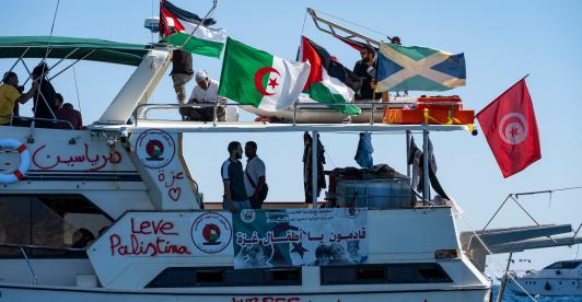 Miembros del grupo de barcos de la Flotilla Global Sumud hacia Gaza se ven amarrados en la pequeña isla de Koufonisi, al sur de la isla de Creta.