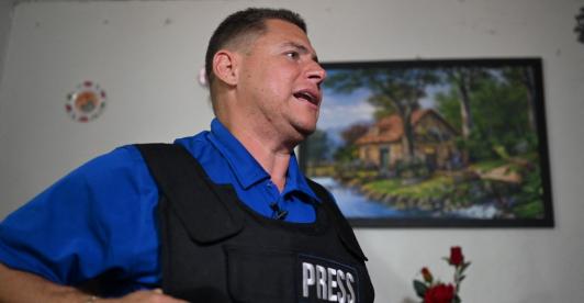 Periodista denuncia aislamiento y tortura psicológica tras ser detenido mientras transmitía protesta contra Trump