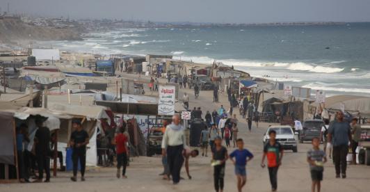 Los palestinos desplazados comienzan su día en un campamento improvisado junto a la playa en la ciudad de Al-Zawayda, cerca de Deir al-Balah, en el centro de la Franja de Gaza. 