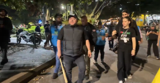 Andrés Gury Rodríguez amenazando a manifestantes en Medellín