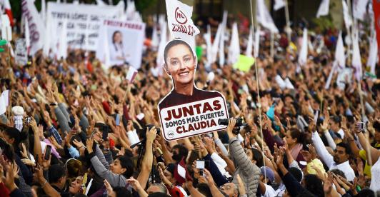 Los partidarios de la nueva presidenta de México, Claudia Sheinbaum, asisten a una ceremonia en la que ella recibe un bastón ceremonial de manos de los pueblos indígenas en la plaza del Zócalo de la Ciudad de México.