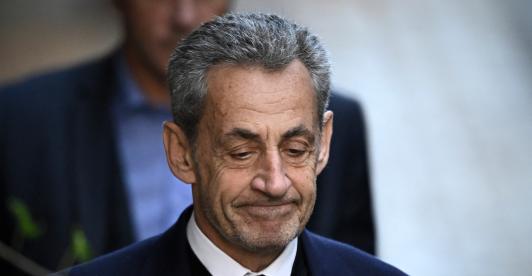El expresidente francés Nicolas Sarkozy abandona su residencia para presentarse en la prisión de La Santé, donde cumplirá una condena de cinco años tras ser declarado culpable de conspiración criminal por un plan para que el difunto dictador libio Muamar el Gadafi financiara su campaña electoral de 2007, en París.