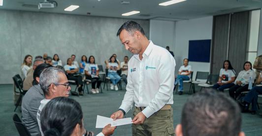 Con profundo respeto, el ministro @PedroSanchezCol  entregó cartas de condolencias a 21 familias víctimas de ejecuciones extrajudiciales en Casanare. Cada carta fue más que un gesto protocolario: representó un acto de humanidad, un mensaje de reconocimiento y de verdad frente a un dolor que nunca debió existir.