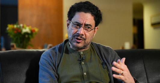 El senador colombiano Iván Cepeda habla durante una entrevista con la AFP en su apartamento de Bogotá.