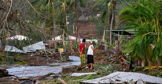 Una familia de la localidad de El Cobre, en la provincia de Santiago de Cuba, permanece en su casa destruida tras el paso del huracán Melissa.