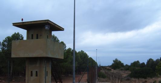 Torre de vigilancia y cercado de separación en la Base Militar extranjera como quiere instalar Daniel Noboa