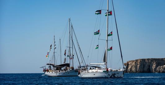 Miembros del grupo de barcos de la Flotilla Global Sumud hacia Gaza se ven amarrados en la pequeña isla de Koufonisi, al sur de la isla de Creta.