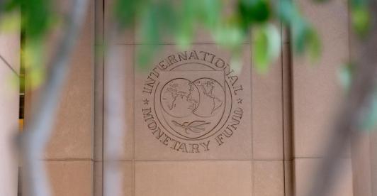 El logotipo del Fondo Monetario Internacional (FMI) se muestra en el exterior de su sede en Washington, D.C.