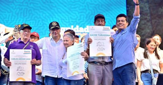 Presidente junto adultos mayores. / Foto: Departamento de Prosperidad Social.