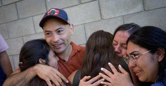 Los colombianos, 16 hombres y una mujer, ingresaron al país por el puente internacional Atanasio Girardot, en Norte de Santander, donde fueron recibidos por sus familias y sometidos a controles médicos y migratorios.