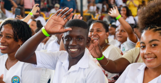 grupo de jovenes estudiantes afro reunidos en un encuentro 