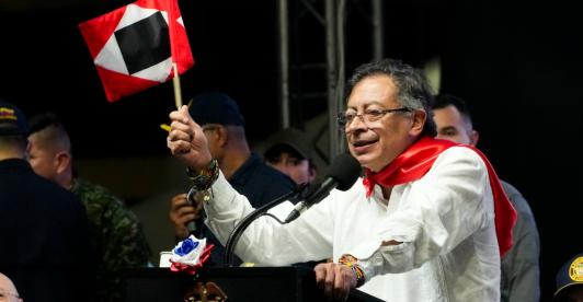 Presidente explica la bandera. / Foto: Presidencia.