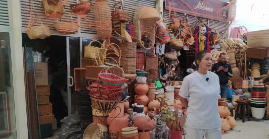 Venta de artesanías, plaza distrital de mercado del doce de octubre