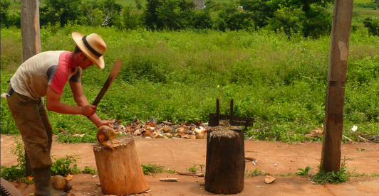 campesino cortando leña
