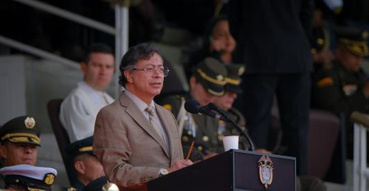 El primer mandatario también denunció que el grupo armado, en manos de Iván Mordisco, estaría involucrado en narcotráfico y minería ilegal en zonas estratégicas de la Amazonía.