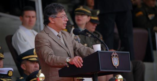 El primer mandatario denunció vínculos entre disidencias de Iván Mordisco, narcotráfico y extrema derecha, y afirmó que menores son usados como combatientes en negocios ilegales con coltán.