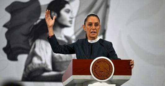 La presidenta de México, Claudia Sheinbaum, habla durante su rueda de prensa diaria, en la que anunció avances en la organización de la próxima Copa Mundial de la FIFA 2026.