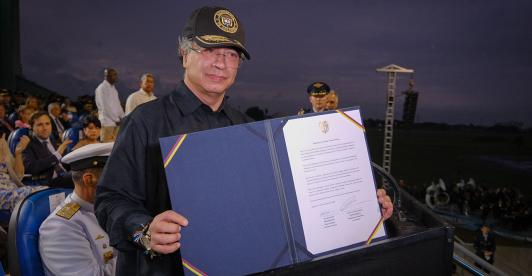 Colombia firma histórico acuerdo con Suecia para adquirir 17 aviones de combate Gripen