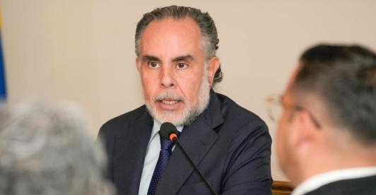 Salario mínimo podría llegar a $1.800.000 en 2026, según ministro Benedetti