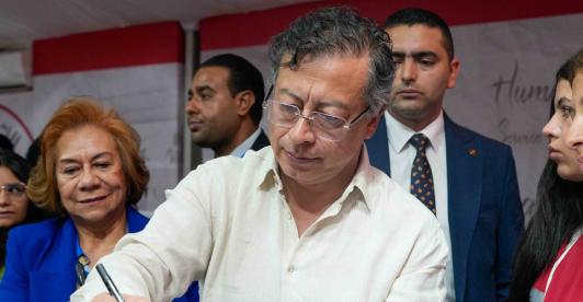 Presidente Petro firmando el compromiso de la ayuda humanitaria para Gaza en El Cairo, Egipto