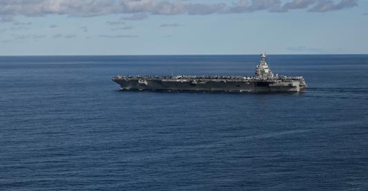 El portaaviones más grande del mundo, el USS Gerald R. Ford, navega por el mar del Norte durante el ejercicio Neptune Strike 2025 de la OTAN, dirigiéndose al Caribe.