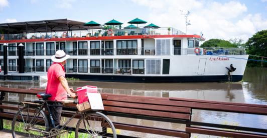 La operación del crucero, apoyada por entidades del Gobierno, impulsa empleo y desarrollo comunitario en municipios del Caribe colombiano como Mompox, Usiacurí y Magangué, a través del Río Magdalena. 