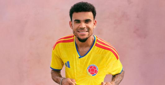 El diseño de la camiseta de la Selección Colombia se destaca por una textura visual con mariposas amarillas y tiene detalles inspirados en la bandera, con el fin de reflejar identidad, cultura y biodiversidad colombiana. 