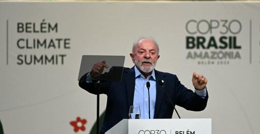 El presidente de Brasil, Luiz Inácio Lula da Silva, pronuncia un discurso durante la Plenaria General de Líderes en el marco de la COP 30, la Conferencia de las Naciones Unidas sobre el Cambio Climático, celebrada en Belém, estado de Pará, Brasil.