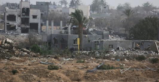 Vista general de un bloque de hormigón que marca la «línea amarilla» trazada por el ejército israelí en Bureij, en el centro de la Franja de Gaza.