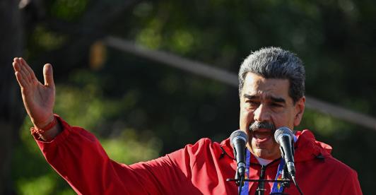 El presidente de Venezuela, Nicolás Maduro, habla durante una marcha para conmemorar el «Día de la Resistencia Indígena» en Caracas.