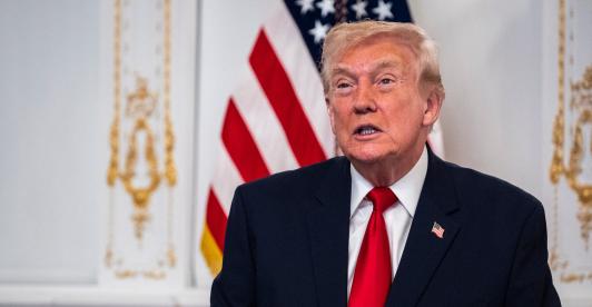 El presidente Donald Trump participa en una llamada con miembros del ejército estadounidense desde su club Mar-a-Lago en Florida el Día de Acción de Gracias., donde anunció la medida contra la migración procedente de "países del Tercer Mundo"