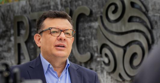 “Sus insinuaciones son canallas, le pido respeto”: Hollman Morris a Gustavo Gómez de Caracol Radio 