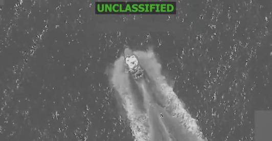 Captura de pantalla de un vídeo publicado por la cuenta X del Comando Sur de los Estados Unidos (Southcom), donde se ve una de las tres embarcaciones bombardeadas en el Pacífico. 